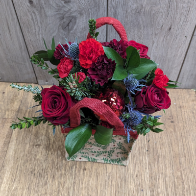 Bag full of Christmas Joy - Pretty Christmas gift bag fill with carefully selected Christmas flowers ,
Available in traditional 
Reds
White Christmas
Sugar plum Christmas
Please note bag may vary from one shown.
Please state your colour choice in the notes section at checkout.