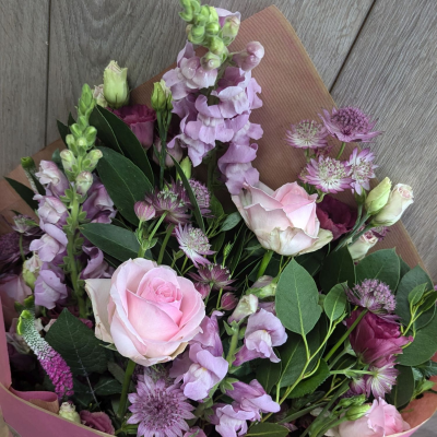 Pink Romance - A truly romantic mix of shade of pink including roses, lisianthus and garden style flowers,
Available as a handtie (ready to place in a vase)